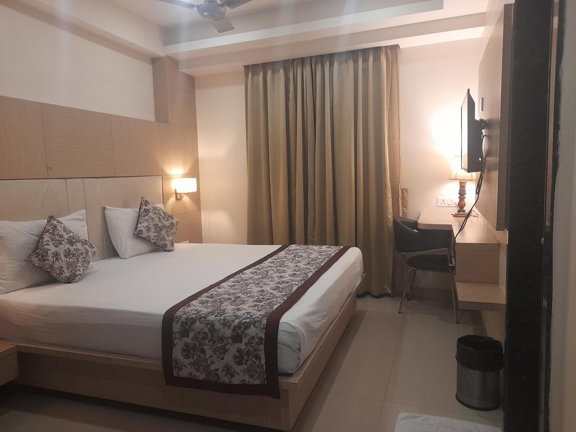 Variety Inn Patna  Buitenkant foto