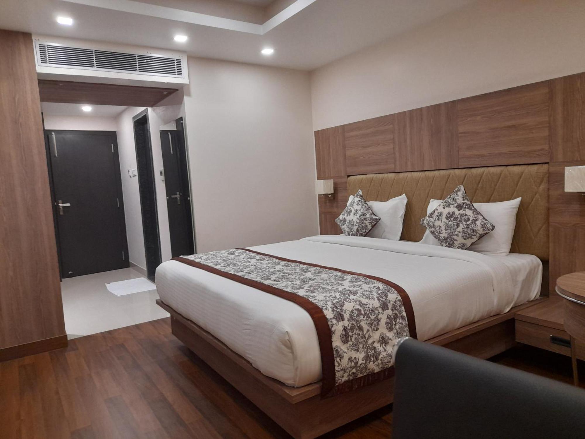 Variety Inn Patna  Buitenkant foto